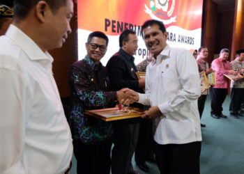 Gubernur Terima Penghargaan Inagara