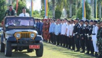 Bupati Jadi Inspektur Upacara, Periksa Pasukan Gunakan Mobil Jeep