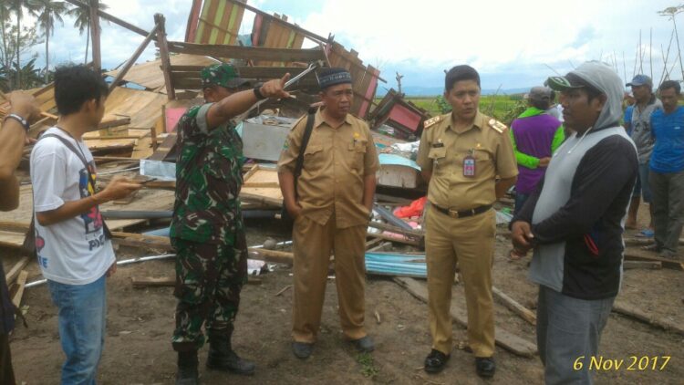 Pemkab Wajo Salurkan Bantuan Korbang Puting Beliung