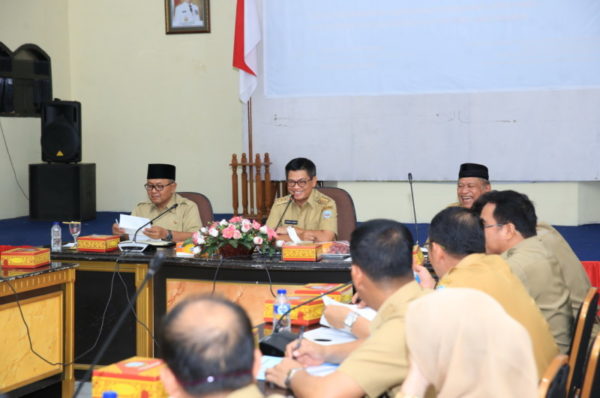 Rapat Staf, Gubernur Tegaskan Peningkatan Mutu Pelayanan Publik