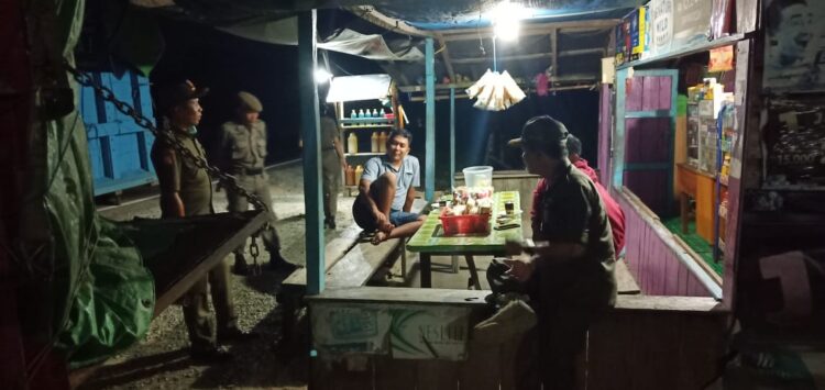 Satpol PP Terus Sosialiasikan Penerapan Social Distancing
