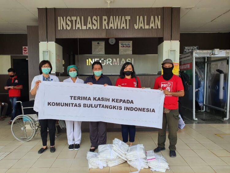 Gandeng Komunitas Bulu Tangkis, PSI Kaltim Sumbang APD Untuk Rumah Sakit