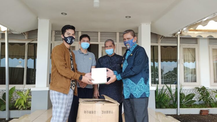 Peduli Covid 19, Manejemen Hotel Ayu Serahkan Bantuan