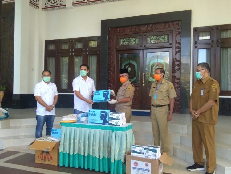 PP KSBWI Serahkan Bantuan untuk Tenaga Medis Covid-19 Samarinda
