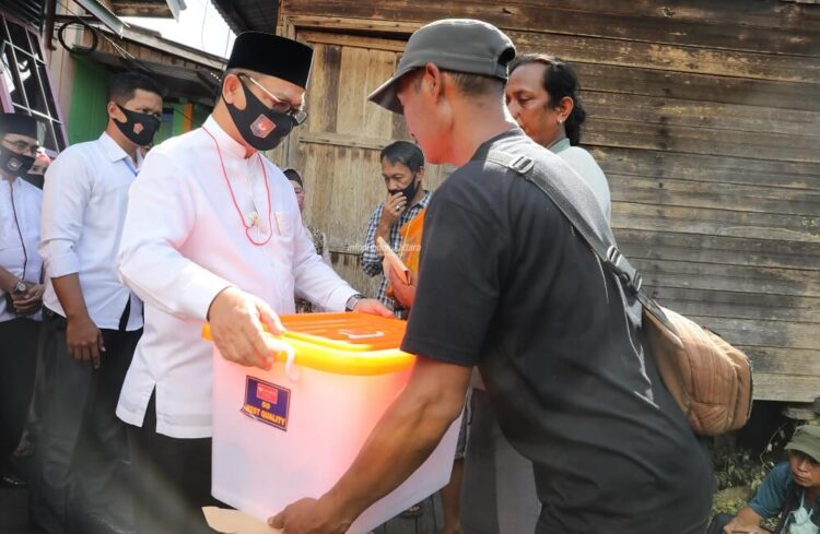 Gubernur Tengok Warga yang Tertimpa Musibah, Serahkan Bantuan