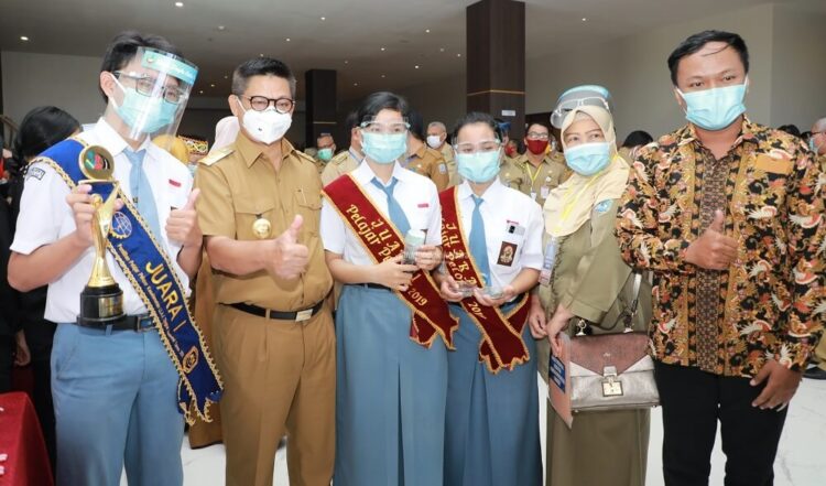 Gubernur Secara Simbolis Serahkan Beasiswa, Insentif, dan BOS