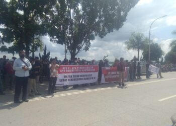 Pendukung Edi-Rendi Seruduk KPU dan Bawaslu, Tolak Rekomendasi