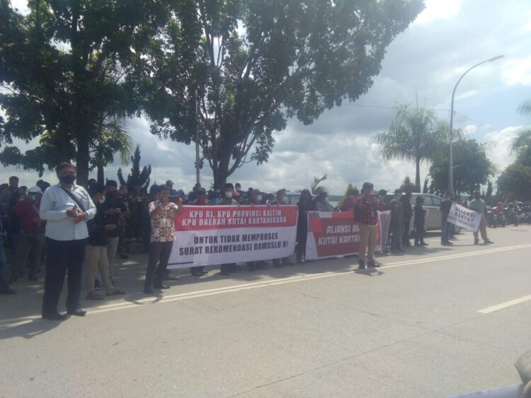 Pendukung Edi-Rendi Seruduk KPU dan Bawaslu, Tolak Rekomendasi
