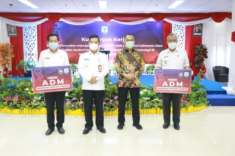 Dirjen Dukcapil Serahkan Dua Mesin ADM, Mudahkan Masyarakat Dalam Pengurusan Dukcapil