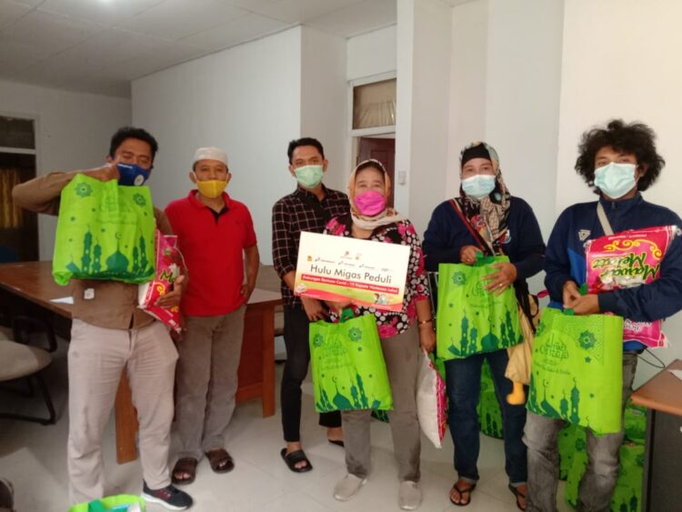 SKK Migas – KKKS Serahkan Bantuan pada Wartawan Balikpapan