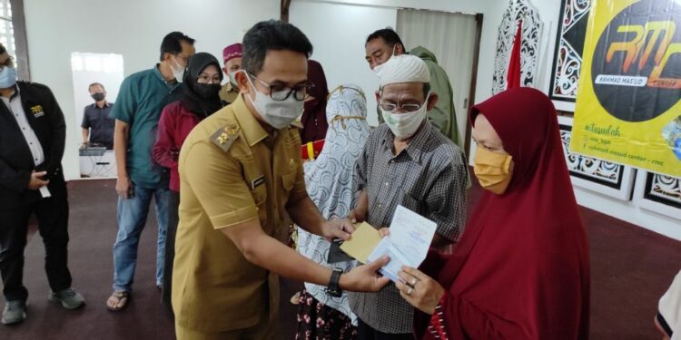 Keluarga Besar Bani Mas’ud Salurkan Zakat Berupa 10ribu ATM