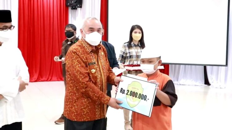 Isran Nor serahkan  Bantuan Untuk Anak Yatim Piatu Korban Covid-19