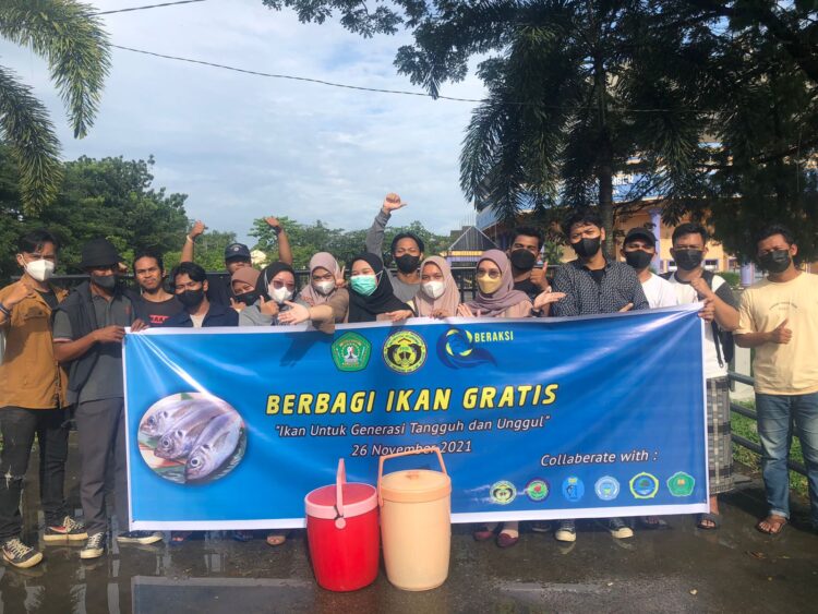 Memperingati Hari Ikan Nasional ke-8, BEM FPIK Unmul berbagi ikan secara gratis