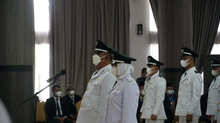 Bupati Kutim Lantik 63 Kepala Desa Terpilih