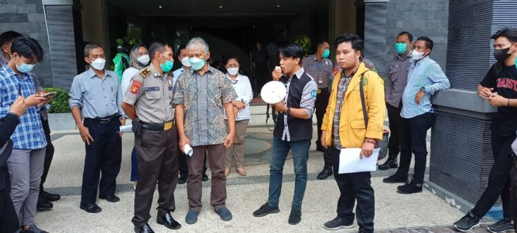 Puluhan mahasiswa Unmul melakukan aksi Dari siang-malam terkait Pemira BEM KM UNMUL 2021-2022 yang tidak independen