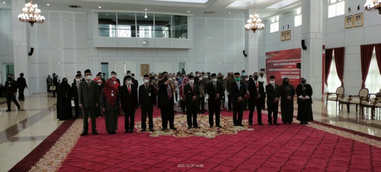 Gubernur Lantik 18 Pejabat Fungsional dan Berikan Penghargaan PNS Berprestasi