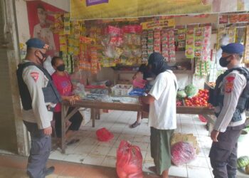Cegah Penyebaran Varian Baru Omicron, Brimob Himbau Warga di Pasar Baru Balikpapan Taat Prokes