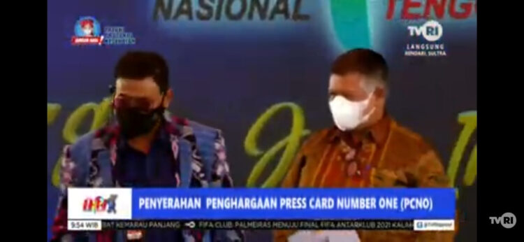 Berkat Dukungan PWI Intoniswan, menerima Press Card Number One (PCNO) dalam Hari Pers Nasional (HPN) 2022 di Kendari, Sulawesi Tenggara.