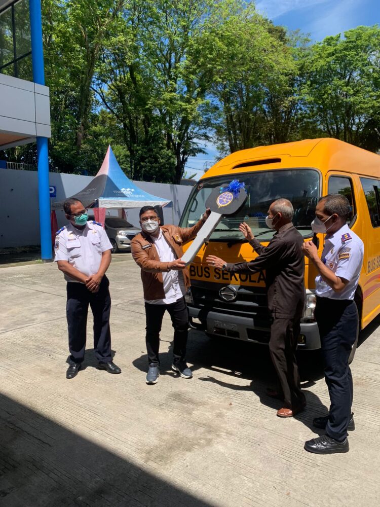 Irwan DPR Lepas Bantuan Bus Sekolah untuk STIPER Kutim
