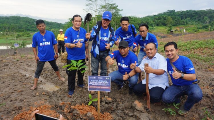Jelang Dilantik Anak Buah AHY Gelar Penanaman Pohon dan Santunan Anak Yatim
