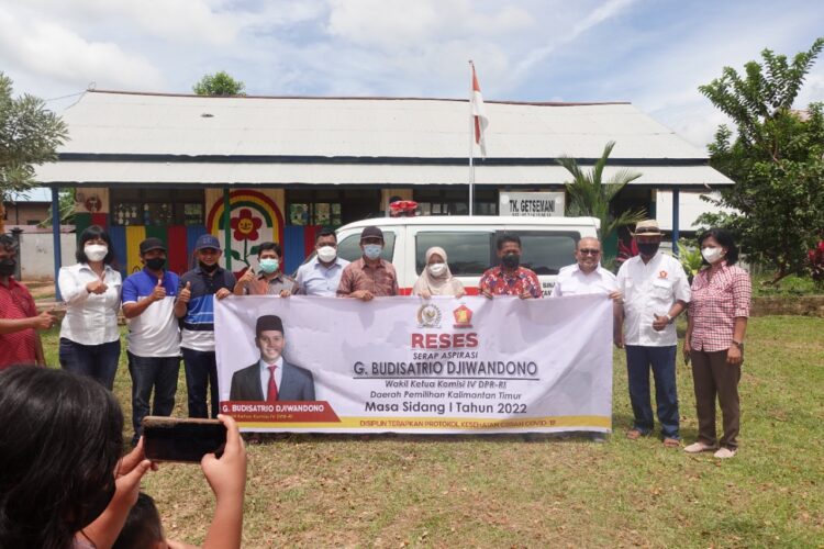 Wakil Ketua Komisi IV DPR RI Budisatrio Djiwandono Serahkan Bantuan Mobil Ambulans ke masyarakat Toraja di Kutim, dan RMU di PPU. 