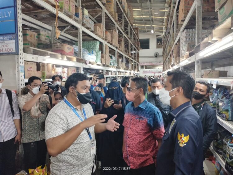 Sidak Minyak Goreng, Komisi II DPRD Kaltim Pastikan Minyak Goreng Ada Di Pasaran.
