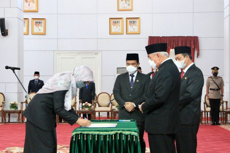 Sekprov Kaltim Resmi Di Lantik, Sri Wahyuni Buktikan Perempuan Kaltim Berdaya Saing