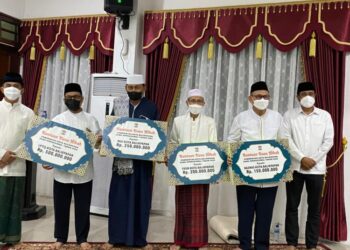 Safari Ramadhan Pemkot Balikpapan, Walikota Serahkan Bantuan Dana Hibah