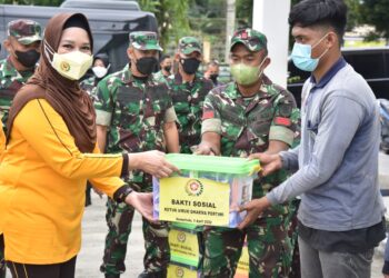 Baksos HUT Persit KCK ke-76, Ketua Persit KCK Daerah VI/Mlw dan Ketua Bhayangkari Daerah Kaltim bagikan sembako