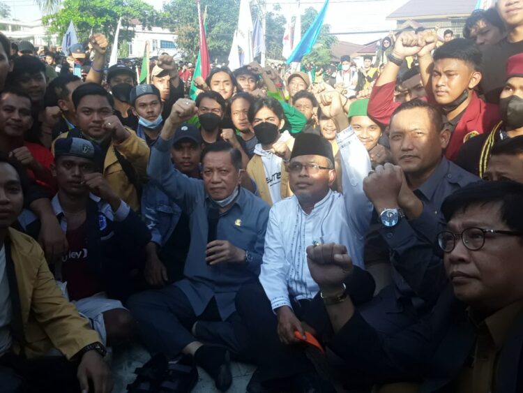 DPRD Kaltim Sepakati Tuntutan Aksi Massa, Makmur : Kita Akan Sampaikan Hasil Ini Ke DPR RI Secepat Mungkin