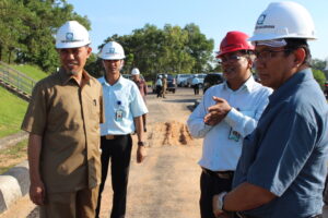 Plt Dirut Perumda Tirta Manuntung Rachmad Julianto (tengah helm merah) bersama Walikota Padang Mahyeldi Ansharullah saat kunjungan ke Waduk Manggar, Balikpapan Utara.
